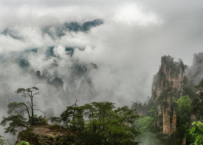 点击大图看下一张：高山上的云雾就像仙境一样美丽