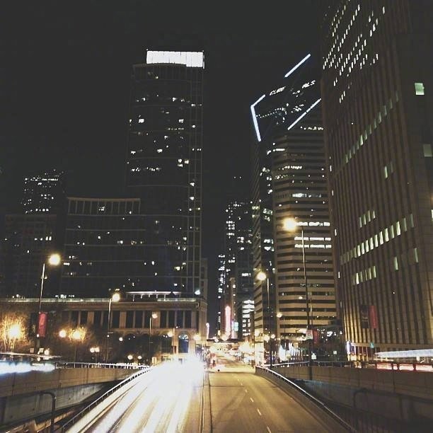点击大图看下一张：你有没有一个人在陌生的城市看过夜景