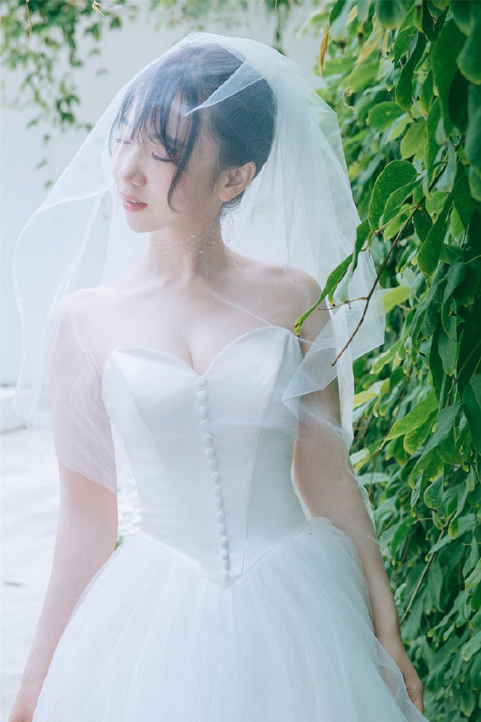 点击大图看下一张：一抹轻纱，自然的，灵动的，不被束缚的婚纱拍摄图