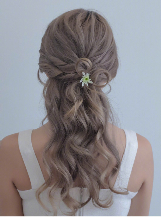 点击大图看下一张：九款美丽大方的森系新娘发型图片