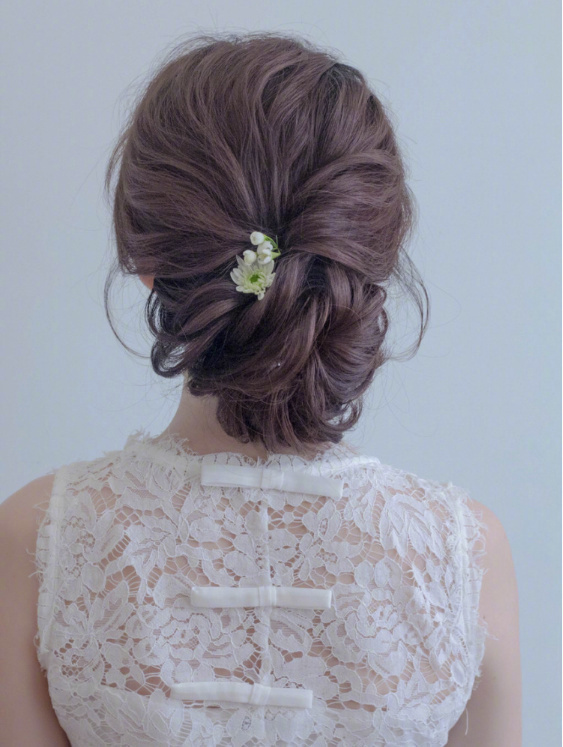 点击大图看下一张：九款美丽大方的森系新娘发型图片