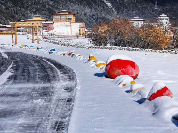 点击大图看下一张：西藏这处地方的冬天 才是最美的世外桃源