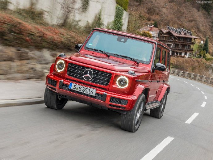 点击大图看下一张：红色帅气靓丽的Mercedes-Benz G350d图片
