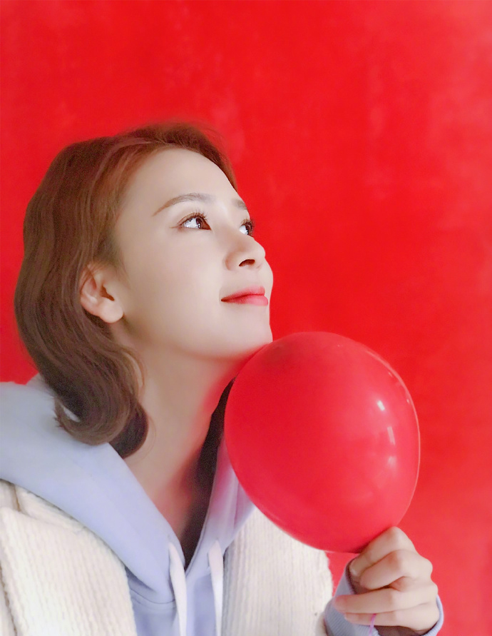 点击大图看下一张：陈瑶产品代言天真可爱的写真图片