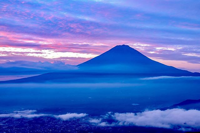 点击大图看下一张：藏在云彩里的富士山美景图片欣赏