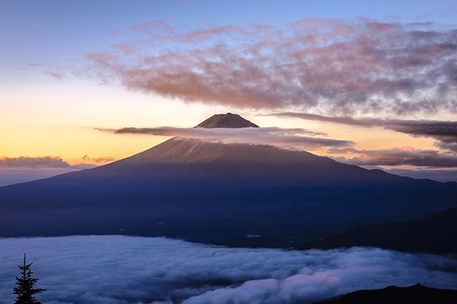 点击大图看下一张：藏在云彩里的富士山美景图片欣赏