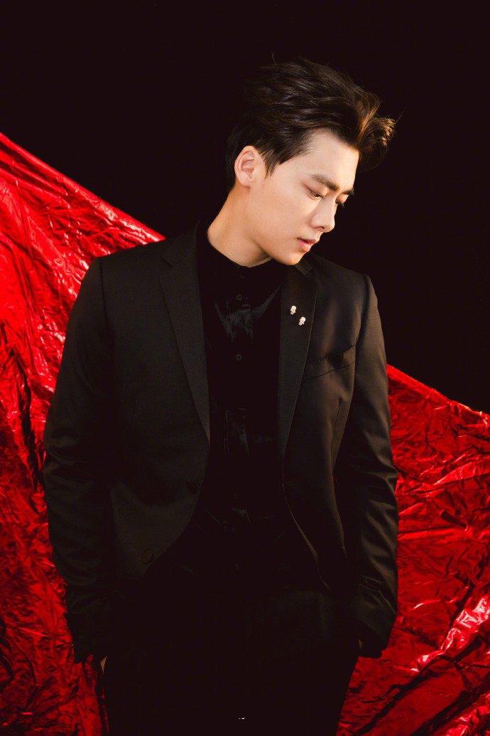 点击大图看下一张：李易峰身着丝绒复古的衬衫匹配黑色简约的西装亮相红毯