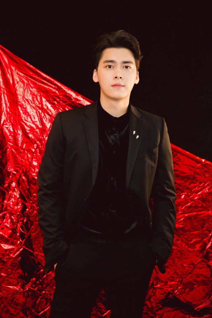 点击大图看下一张：李易峰身着丝绒复古的衬衫匹配黑色简约的西装亮相红毯