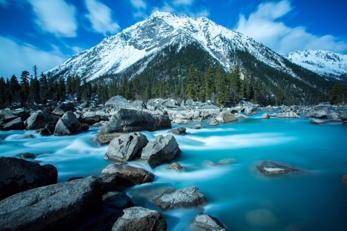 点击大图看下一张：西藏然乌湖，碧蓝的湖水，和着白雪皑皑的山峰，如诗如画