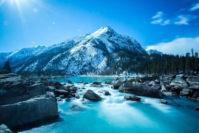点击大图看下一张：西藏然乌湖，碧蓝的湖水，和着白雪皑皑的山峰，如诗如画