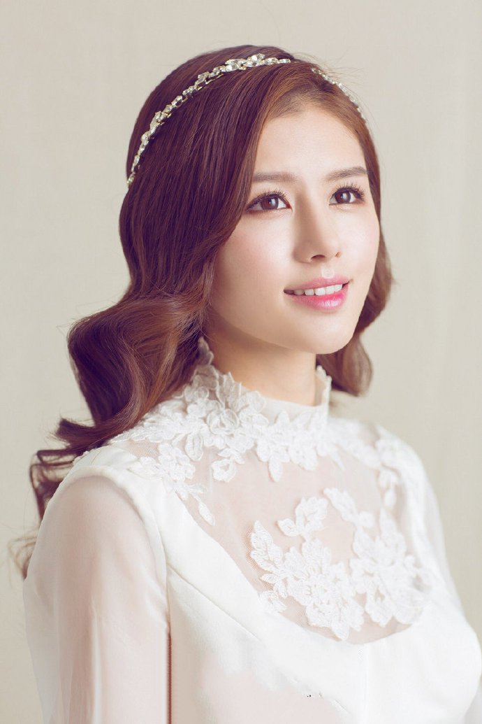 点击大图看下一张：唯美优雅韩式新娘，脱离了浓墨重彩，