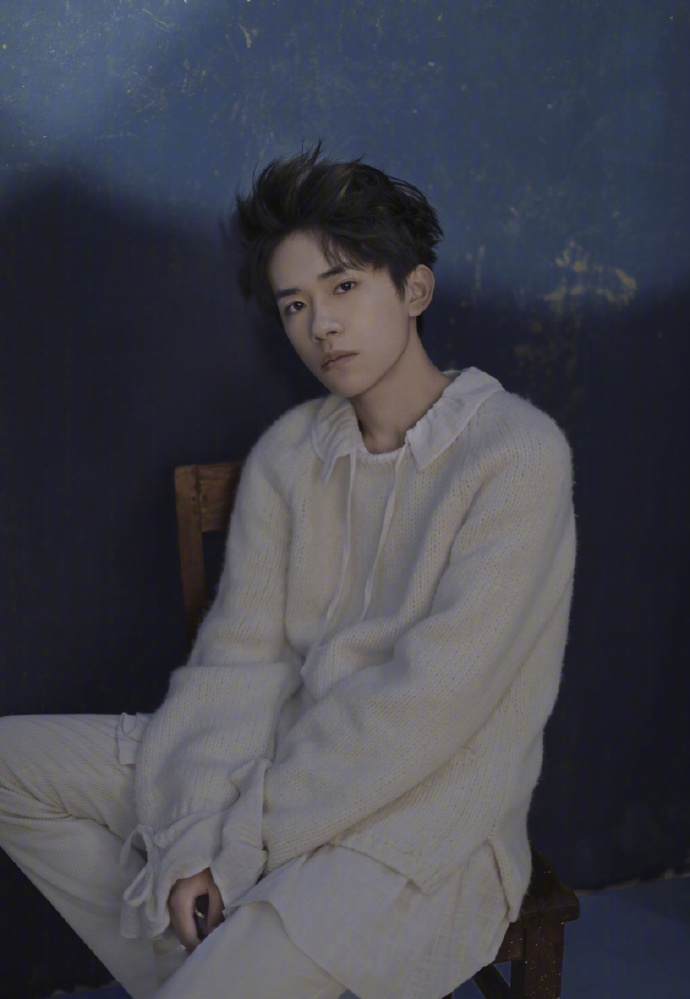 点击大图看下一张：易烊千玺穿白色毛衣暗色系拍摄图片欣赏