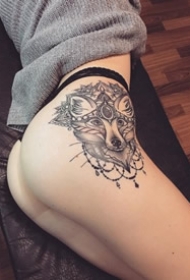 超性感的女性翘臀搭配纹身图片欣赏