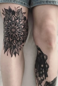 膝盖上的黑色点刺梵花图腾纹身作品图案