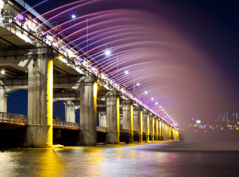 点击大图看下一张：首尔汉江盘浦大桥图片