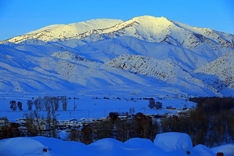 点击大图看下一张：新疆阿勒泰雪景图片