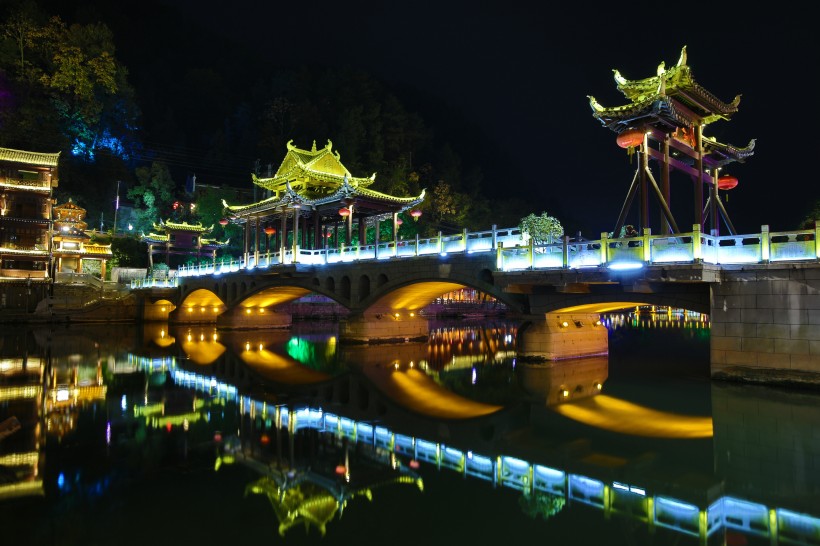 点击大图看下一张：湖南凤凰古城夜景图片