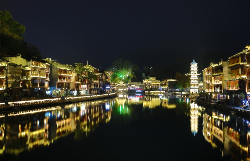 点击大图看下一张：湖南凤凰古城夜景图片
