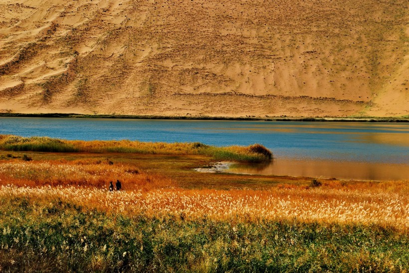 点击大图看下一张：内蒙古巴丹吉林沙漠风景图片