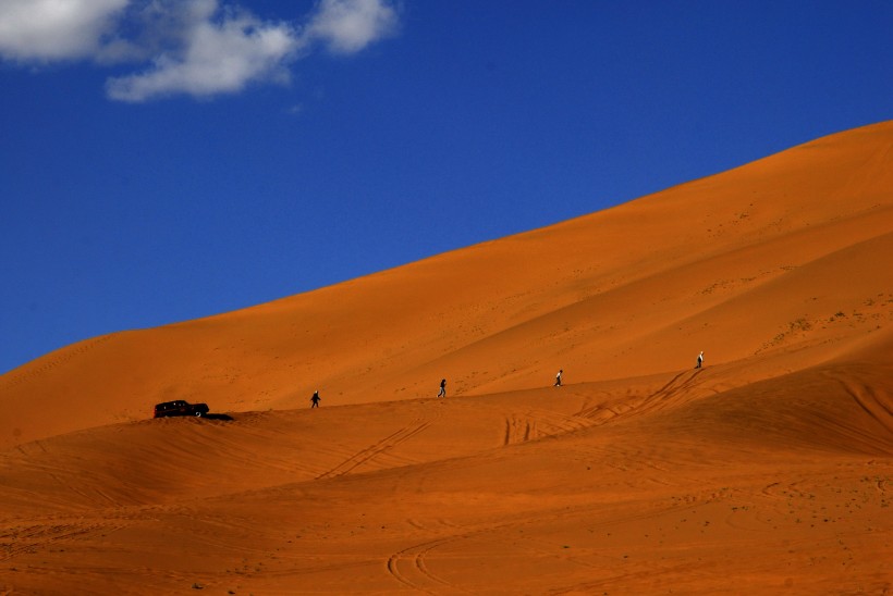 点击大图看下一张：内蒙古巴丹吉林沙漠风景图片