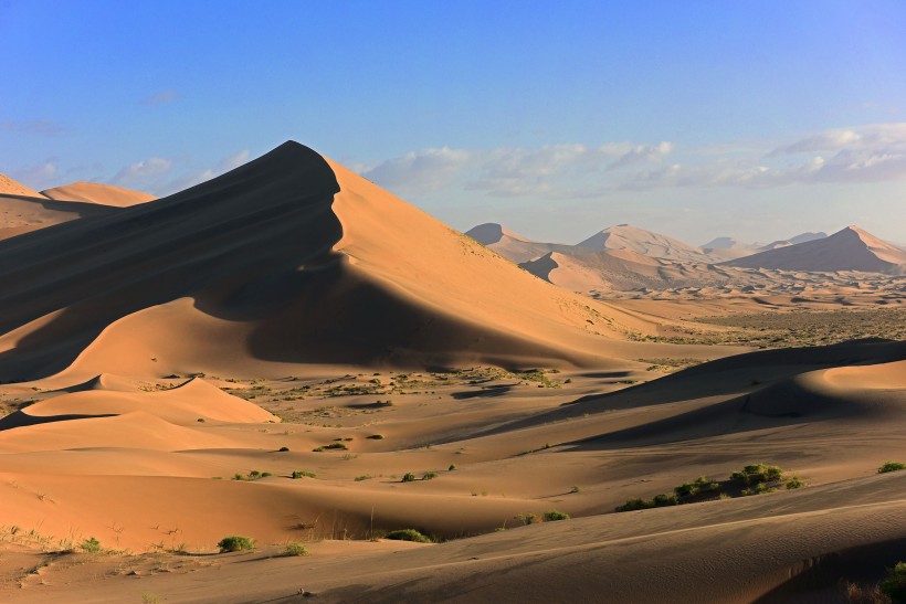 点击大图看下一张：内蒙古巴丹吉林沙漠图片