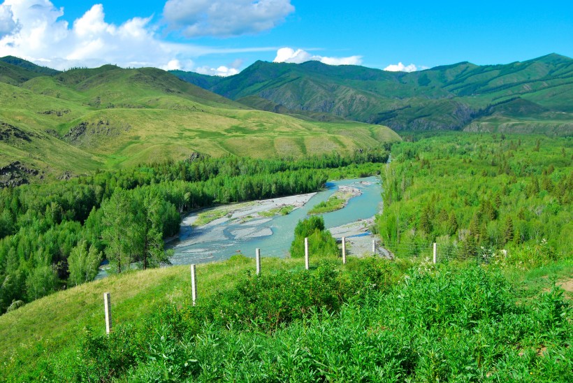 点击大图看下一张：新疆白哈巴风景图片