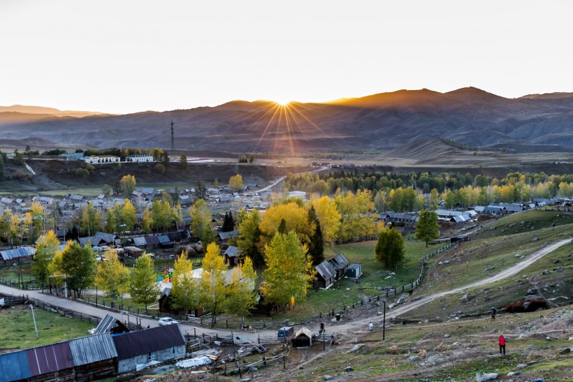点击大图看下一张：新疆白哈巴村风景图片