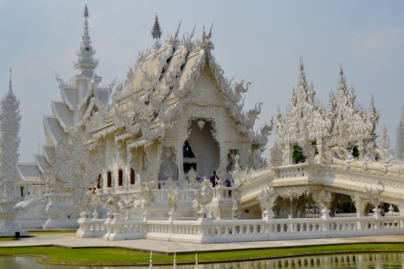 点击大图看下一张：泰国清莱白龙寺建筑风景图片