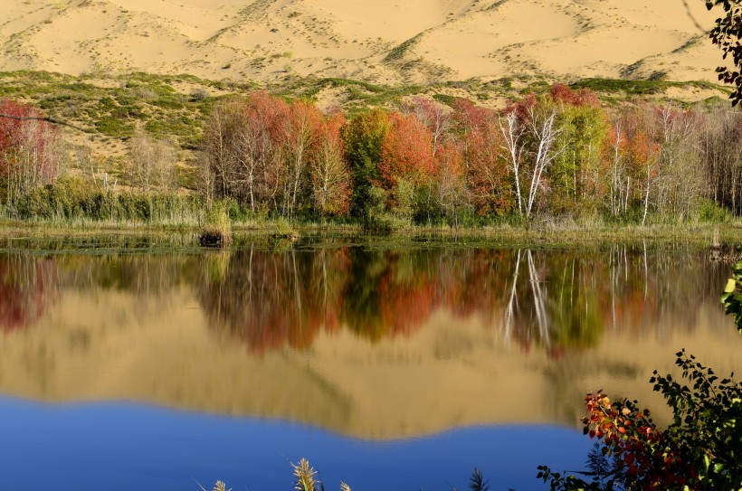 点击大图看下一张：新疆白沙湖风景图片
