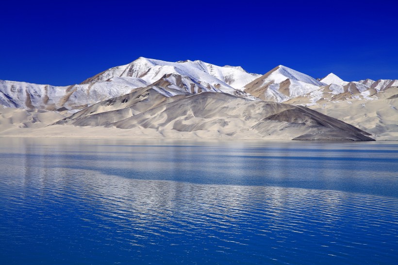 点击大图看下一张：新疆布伦口白沙湖风景图片