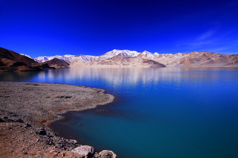 点击大图看下一张：新疆布伦口白沙湖风景图片