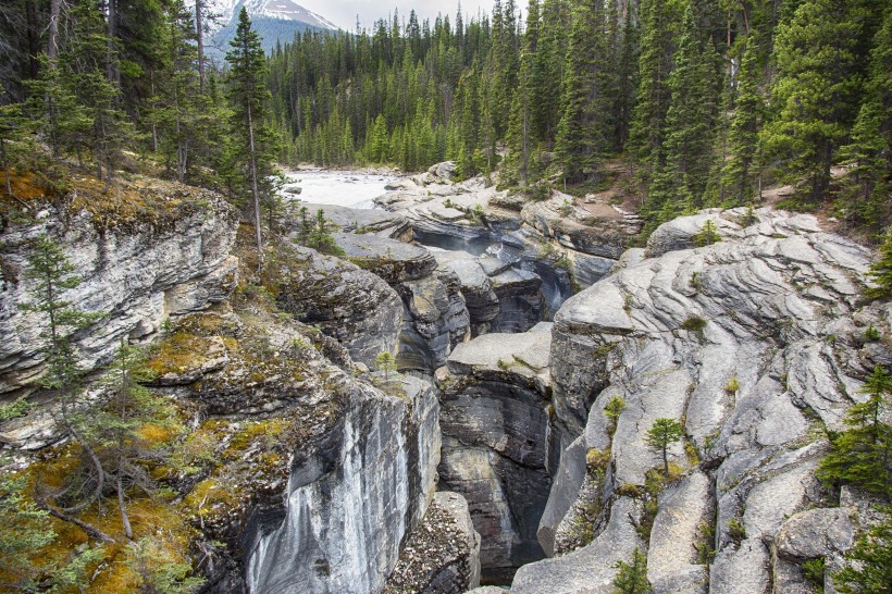 点击大图看下一张：加拿大班夫国家公园风景图片