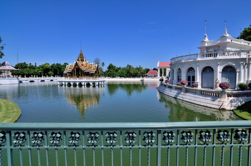 点击大图看下一张：泰国邦芭茵夏宫风景图片