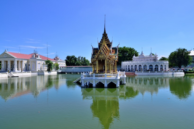 点击大图看下一张：泰国邦芭茵夏宫风景图片