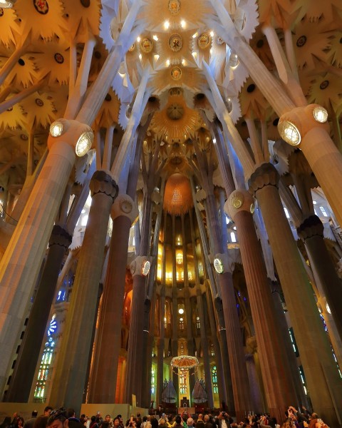 点击大图看下一张:西班牙巴塞罗那圣家族大教堂图片