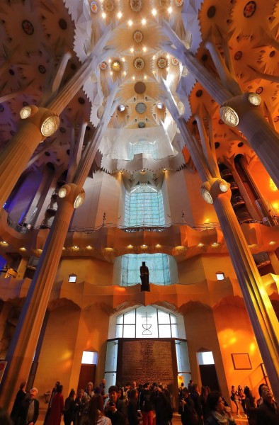 点击大图看下一张:西班牙巴塞罗那圣家族大教堂图片