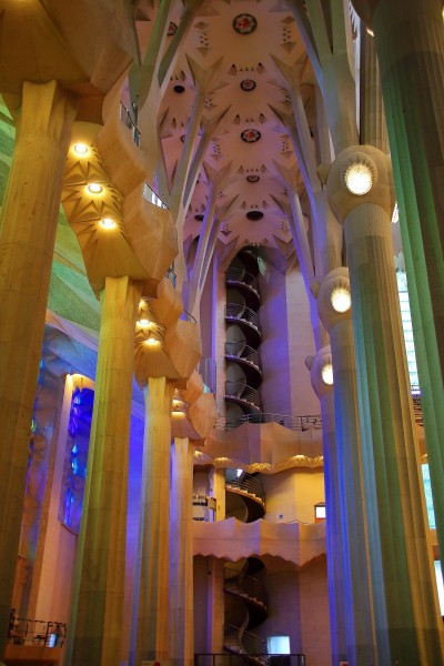 点击大图看下一张:西班牙巴塞罗那圣家族大教堂图片