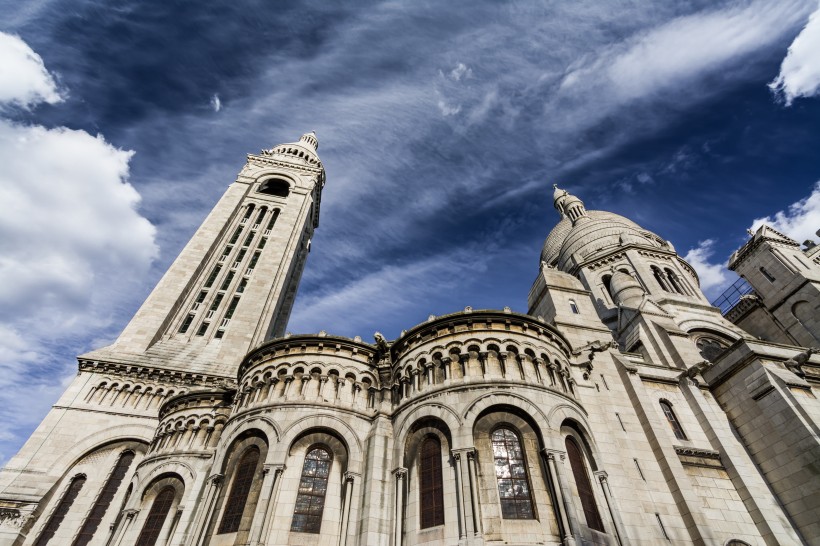 点击大图看下一张：建筑风格独特的法国圣心大教堂图片