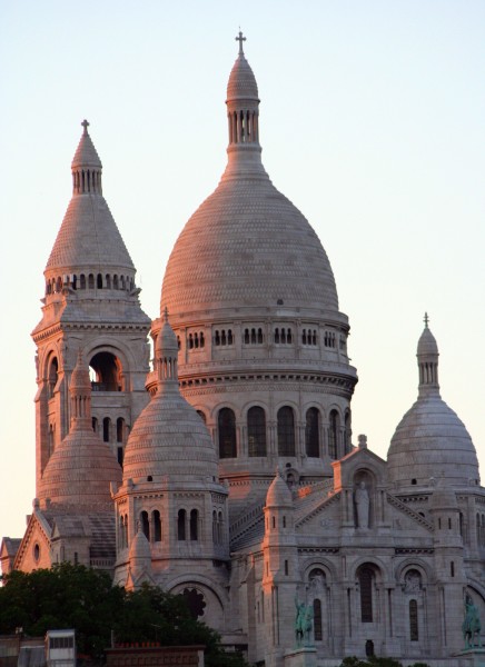 点击大图看下一张：建筑风格独特的法国圣心大教堂图片