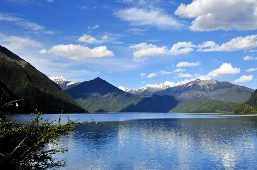 点击大图看下一张：西藏巴松措湖图片