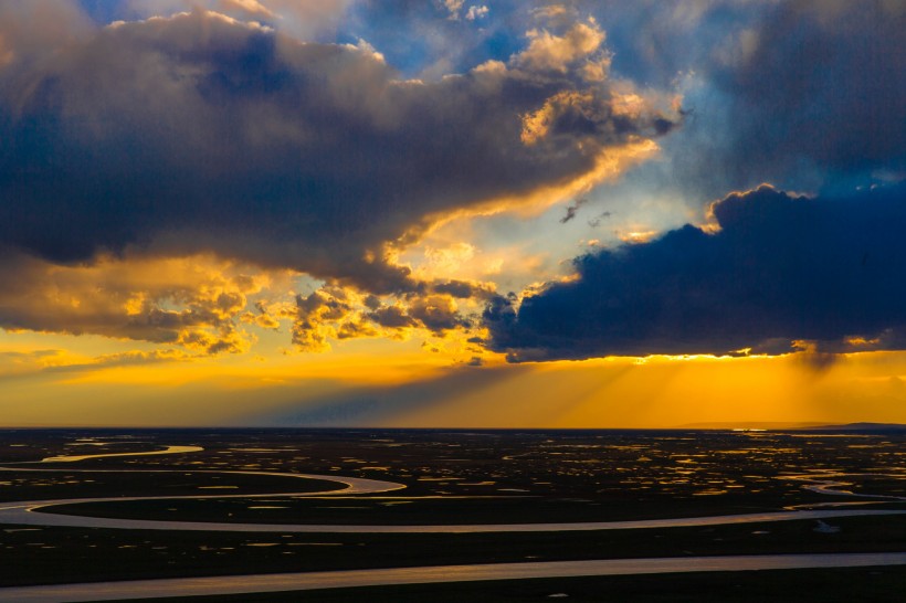 点击大图看下一张：新疆巴音布鲁克夕阳风景图片