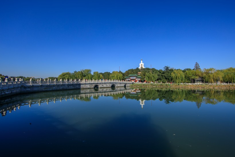 点击大图看下一张：北京北海公园风景图片