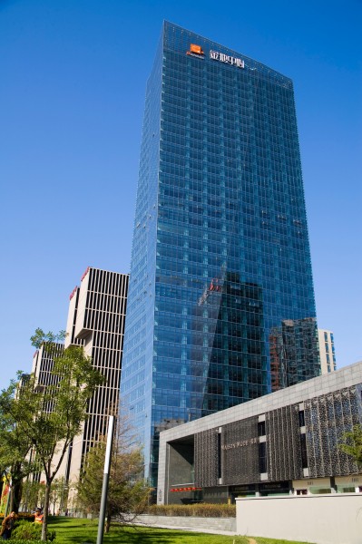 点击大图看下一张：北京CBD华贸中心图片