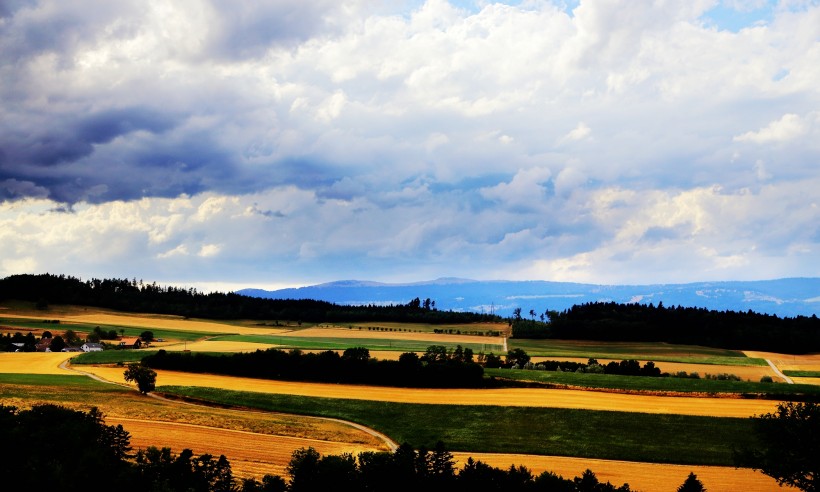 点击大图看下一张：瑞士伯尔尼田园风景图片