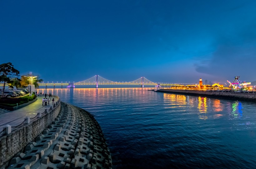 点击大图看下一张：天津滨海夜景图片