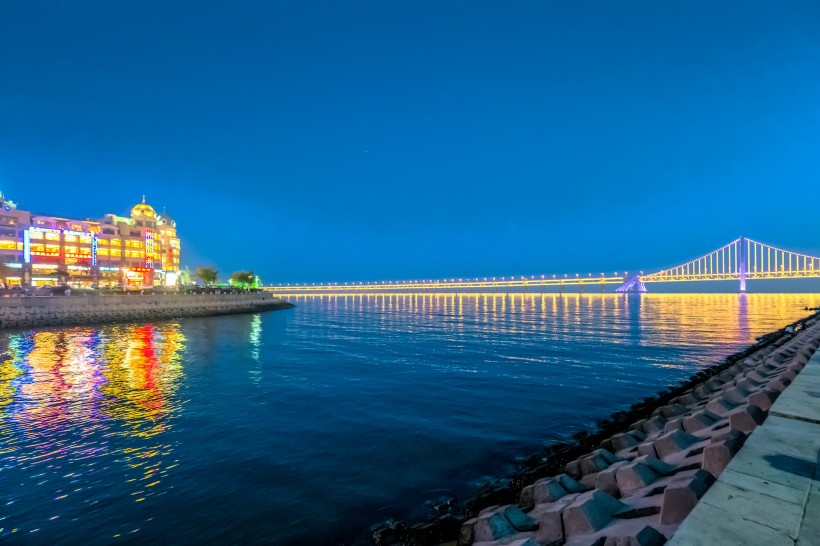 点击大图看下一张：天津滨海夜景图片