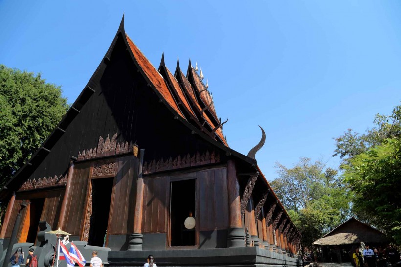 点击大图看下一张：泰国黑庙风景图片