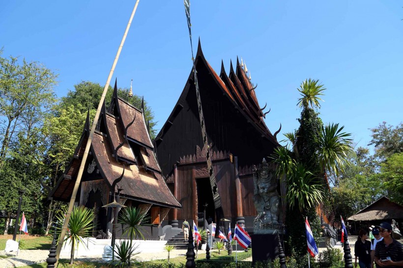 点击大图看下一张：泰国黑庙风景图片