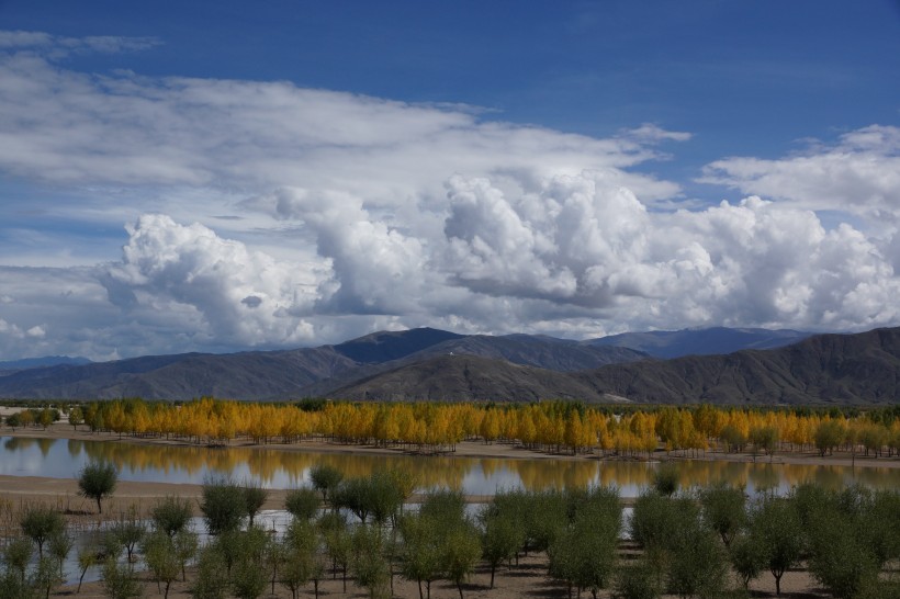 点击大图看下一张：西藏雅鲁藏布江风景图片