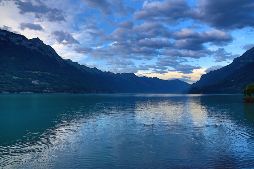 点击大图看下一张：瑞士布里恩茨湖风景图片